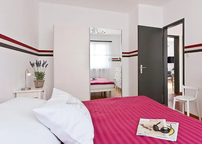 Large Suite-14 By Interhome דירה